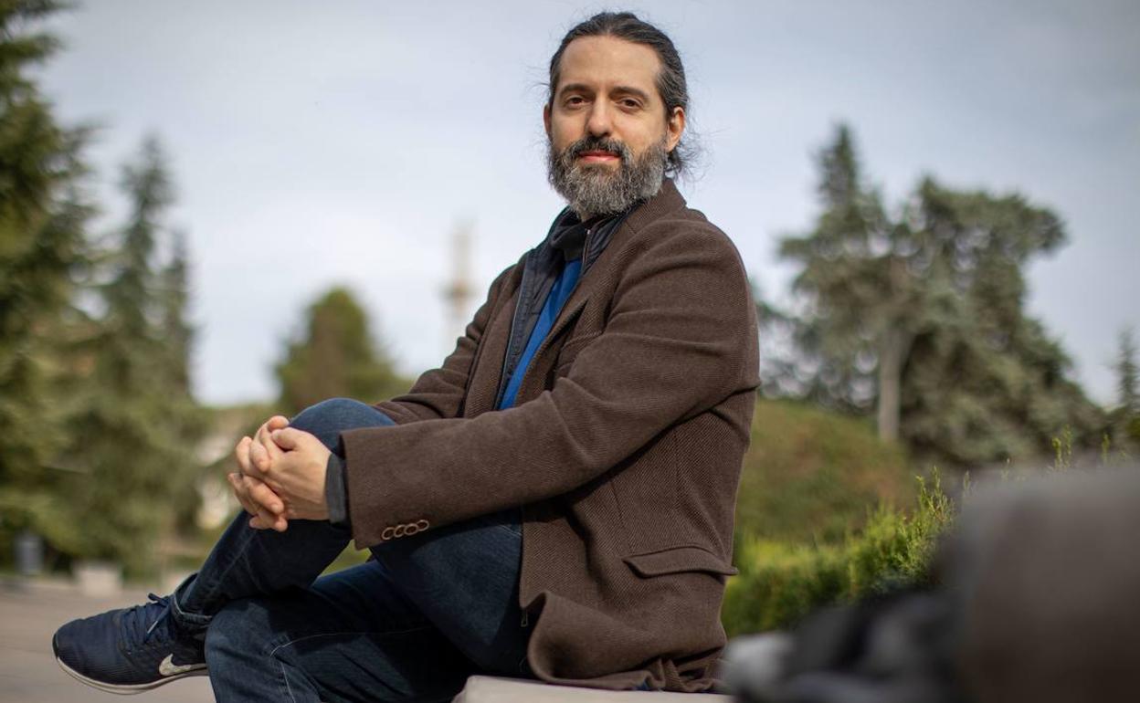 Andrés Neuman realizan un recorrido corporal más allá de complejos y estándares en 'Anatomia sensible'.