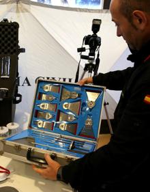 Imagen secundaria 2 - Distintos momentos de las investigaciones que llevan a cabo los especialistas de la unidad para desentrañar los secretos de los incendios. 