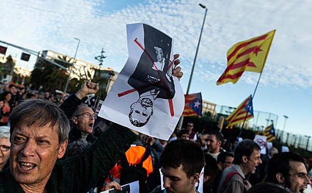 Galería. Manifestantes y partidos independentistas boicotean el acto del Rey en Barcelona.