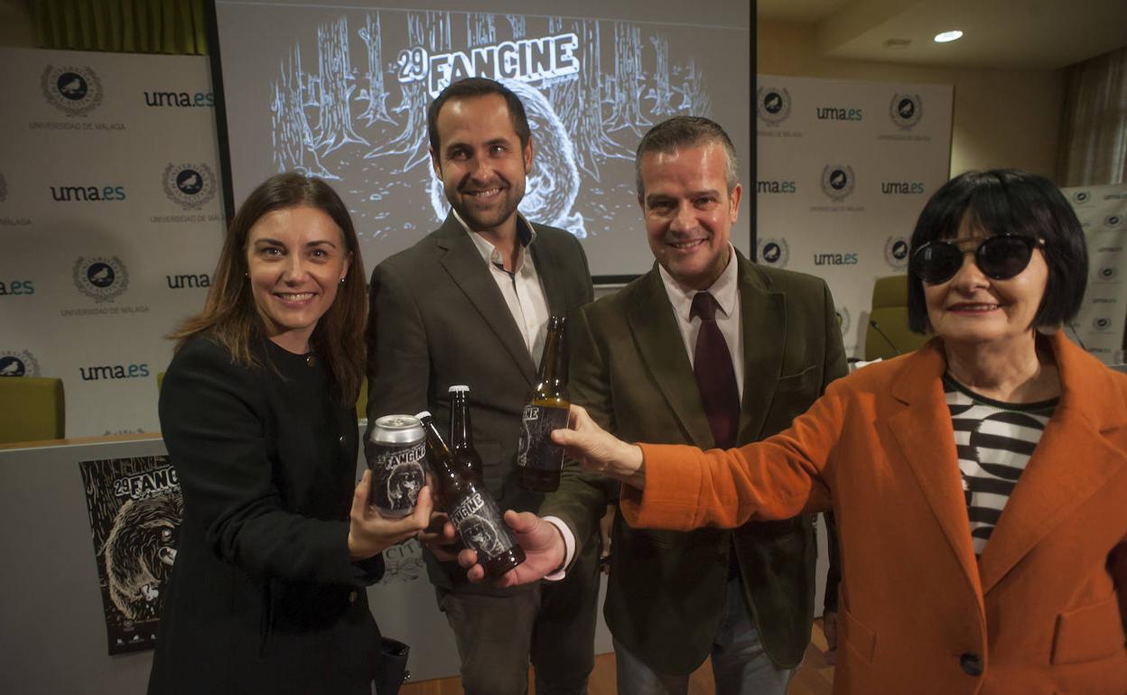 Laura Moreno, Luis Verde, Víctor González y Tecla Lumbreras brindan con la cerveza del festival.