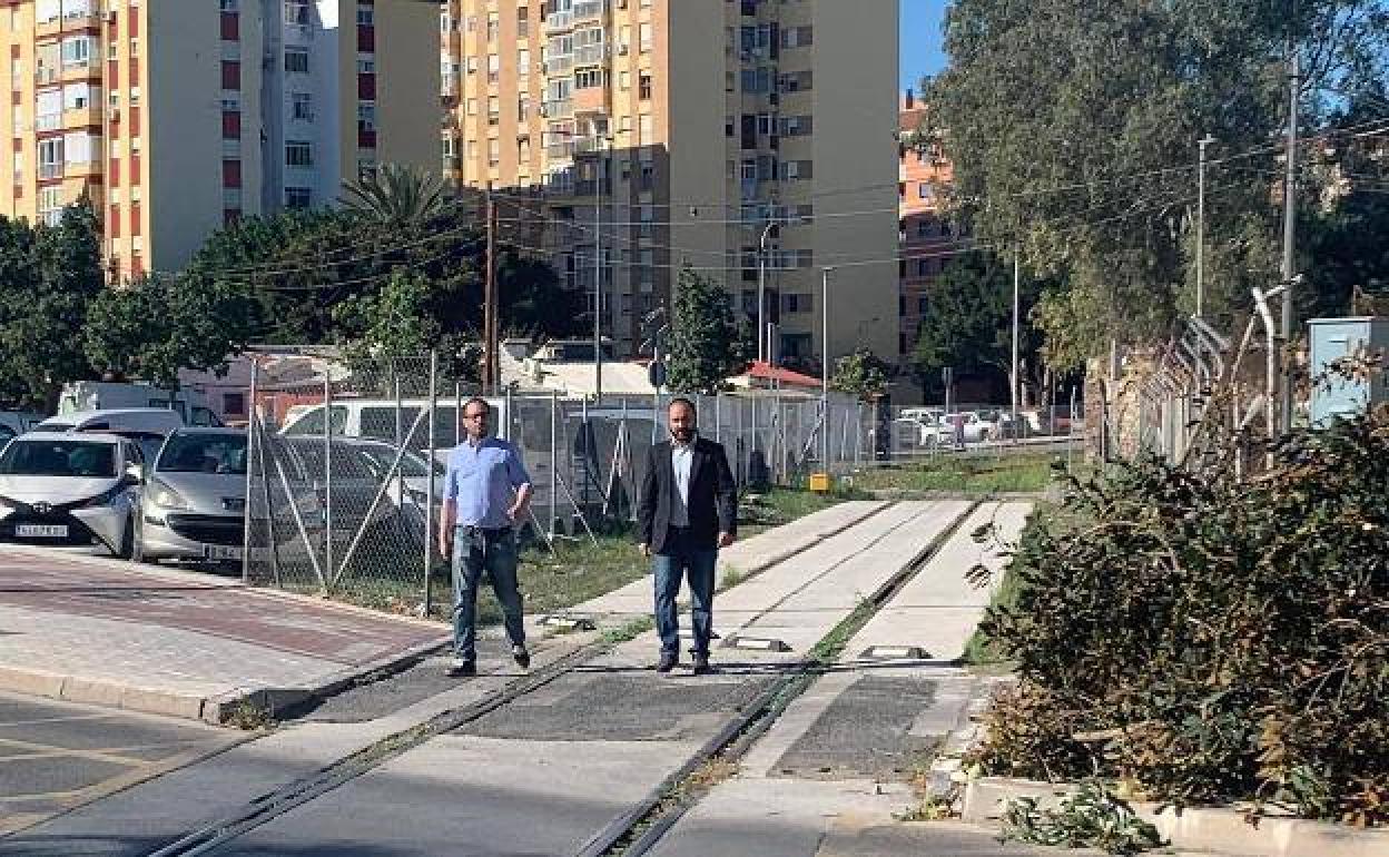 Cortés esta mañana recorriendo las vías del ferrocarril del puerto.