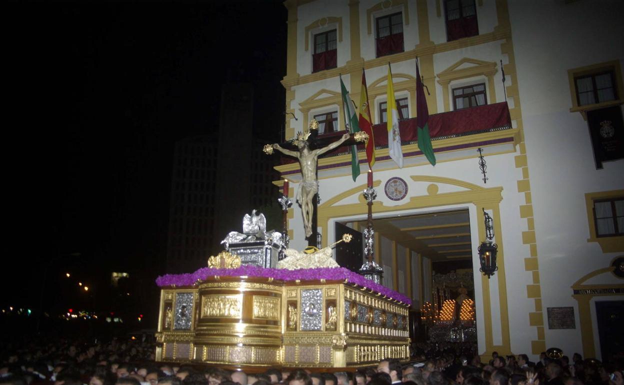 Salida del trono del Cristo de la Expiración. 