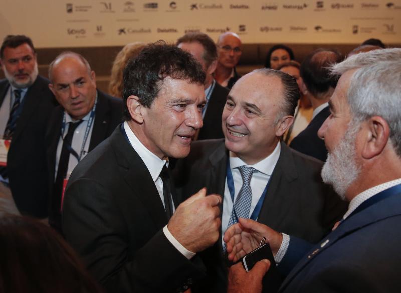 Entre los asistentes se encuentran referentes internacionales como el actor y empresario malagueño Antonio Banderas; el presidente de SEAT, Luca de Meo; el consejero delegado de Repsol, Josu Jon Imaz, y el presidente de CaixaBank, Jordi Gual.