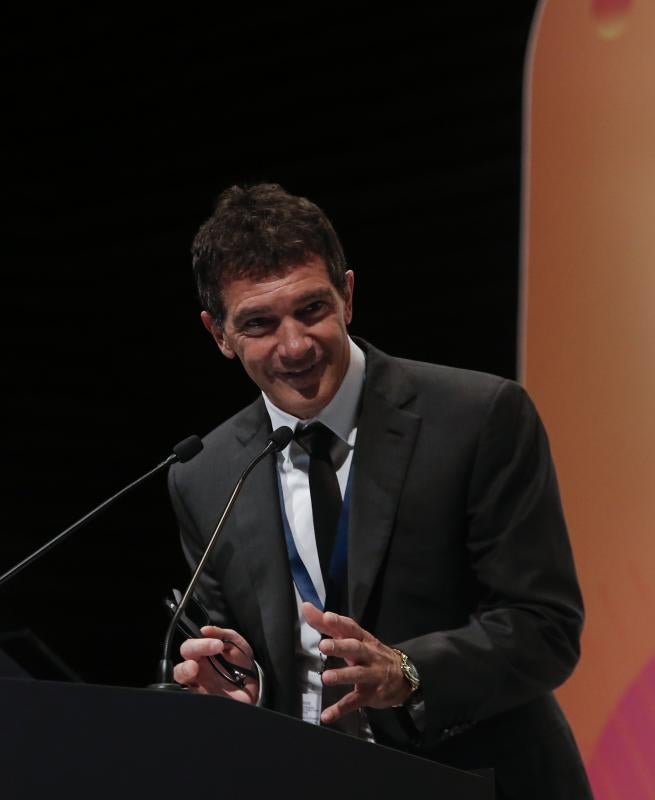 Entre los asistentes se encuentran referentes internacionales como el actor y empresario malagueño Antonio Banderas; el presidente de SEAT, Luca de Meo; el consejero delegado de Repsol, Josu Jon Imaz, y el presidente de CaixaBank, Jordi Gual.