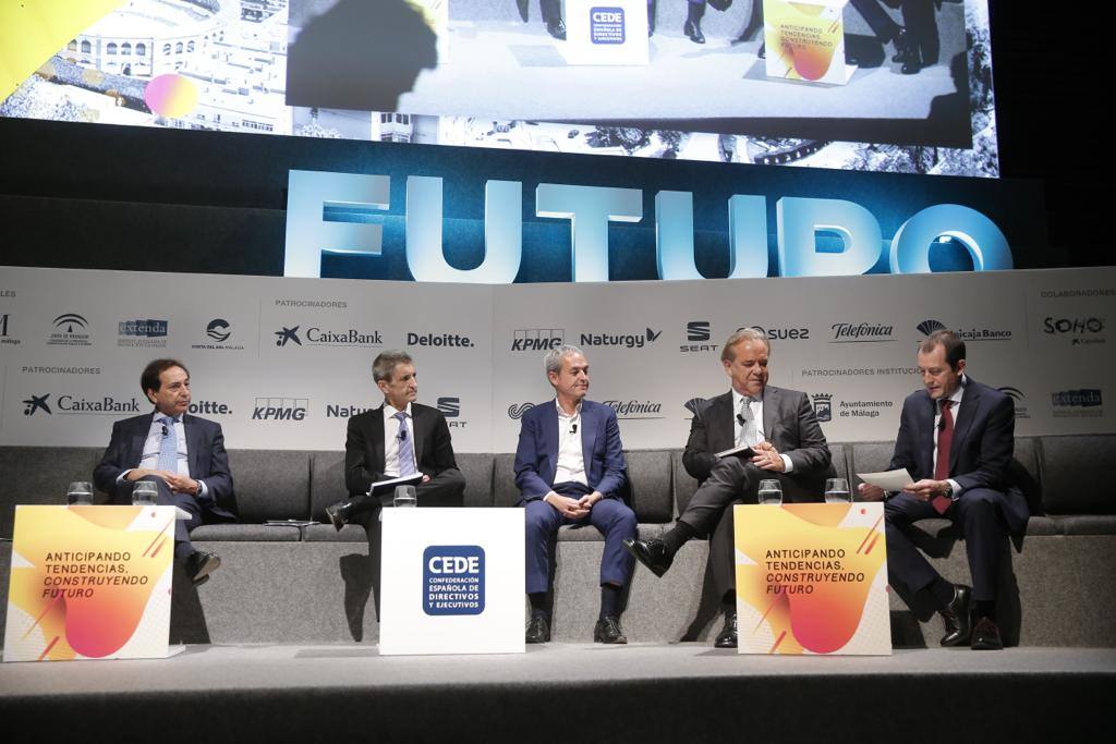 Entre los asistentes se encuentran referentes internacionales como el actor y empresario malagueño Antonio Banderas; el presidente de SEAT, Luca de Meo; el consejero delegado de Repsol, Josu Jon Imaz, y el presidente de CaixaBank, Jordi Gual.