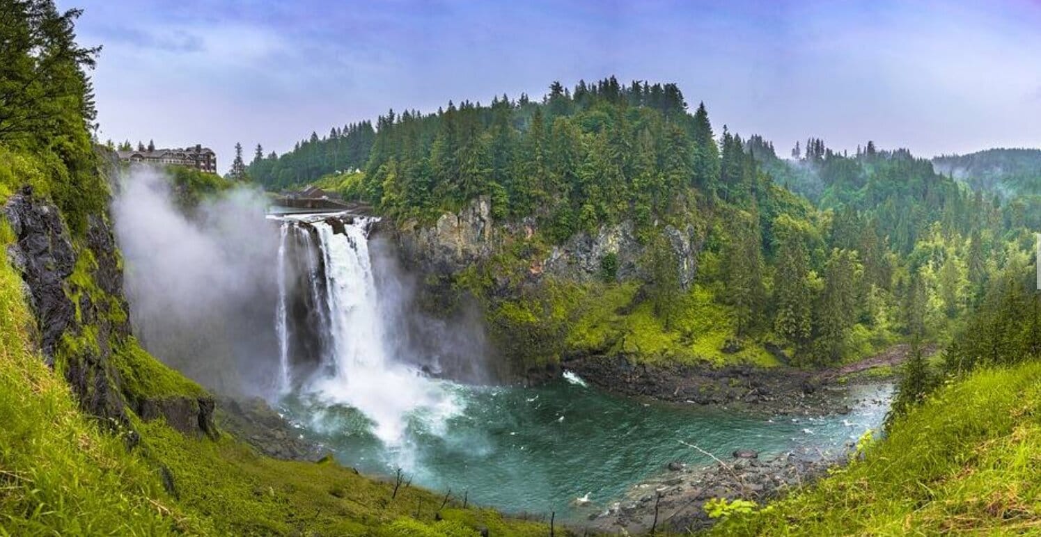 Cascada de Snoqualmie, en el condado de King (Washington). Mide 82 metros de altura (unos 30 metros más que las Cataratas del Niágara) y se hizo famosa internacionalmente al aparecer en la serie de televisión 'Twin Peaks'.