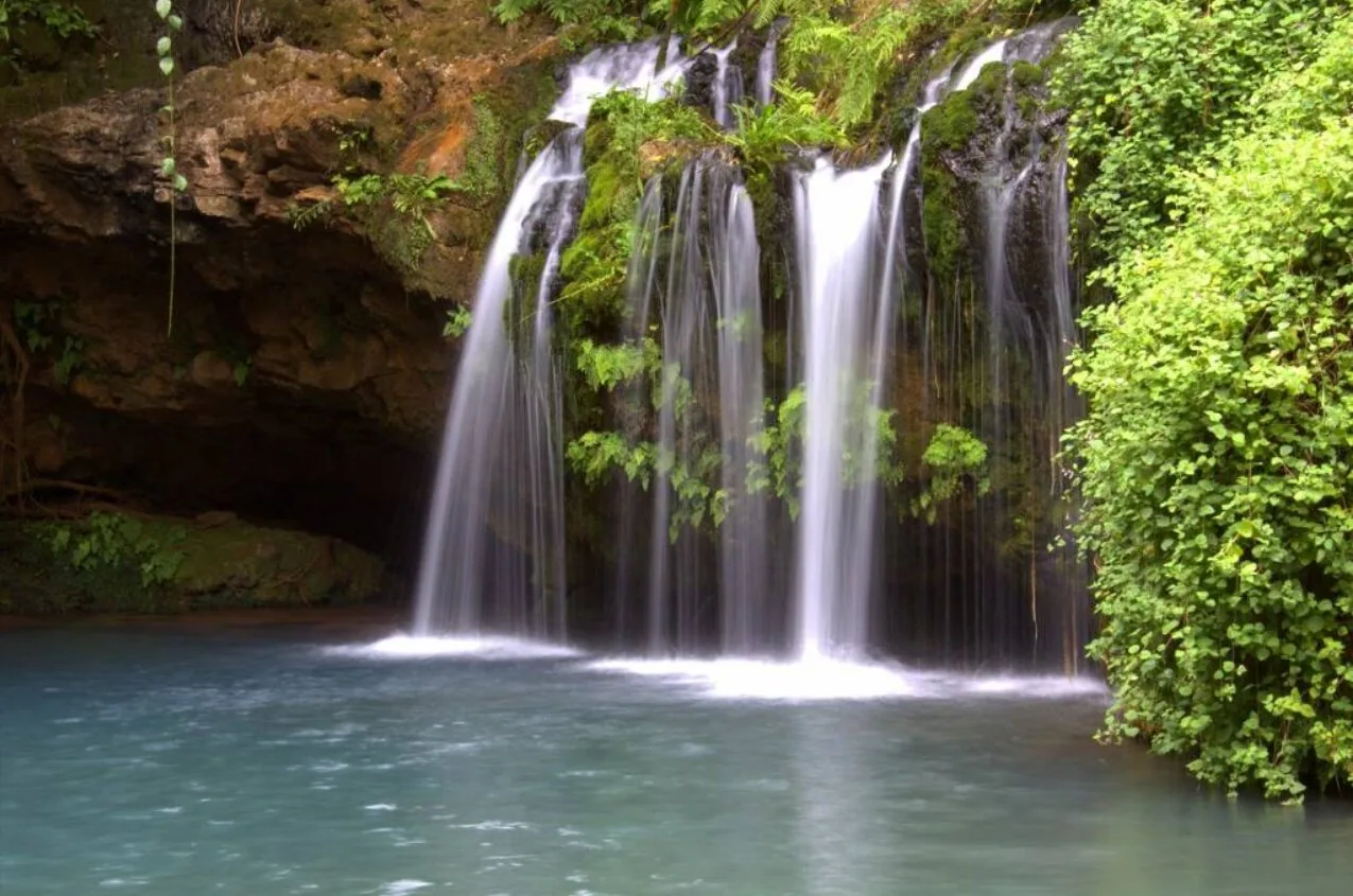 Ngare Ndare, Kenia. En pleno bosque de Ngare Ndare, se trata de un conjunto de cascadas que terminan en cuatro piscinas de agua natural.