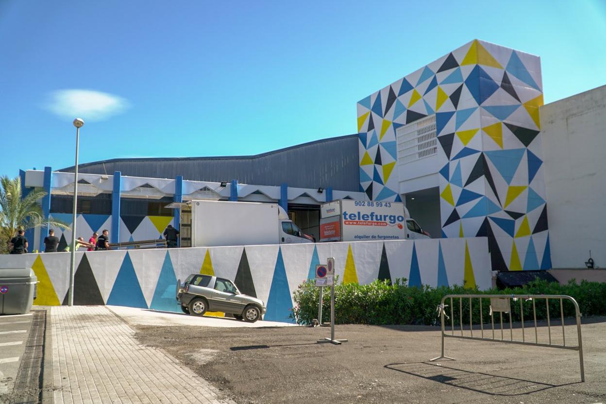 Furgonetas, ayer, en el muelle de carga del Palacio de Ferias y Congresos de Marbella. 