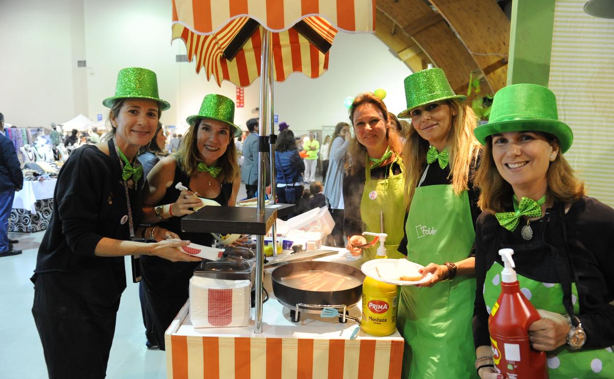 Voluntarias de Cáritas durante la celebración de una edición pasada del bazar. 