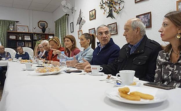 Bendodo, esta mañana, en un desayuno con vecinos en Gamarra.