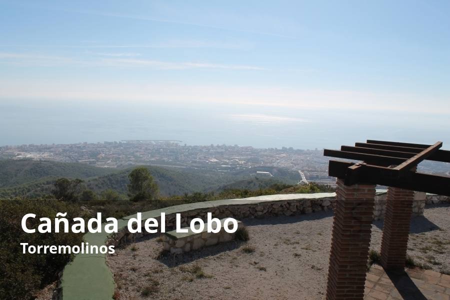 Aunque la Costa del Sol tiene magníficas playas, también cuenta con interesantes refugios de montaña, como el que se encuentra en la sierra de Torremolinos y se conoce como la Cañada del Lobo, donde existe un mirador natural idóneo para contemplar la franja más occidental de la comarca costasoleña e incluso la Bahía de Málaga. A tan sólo un paso de una de las etapas de la Gran Senda y de un alojamiento rural, se puede ver este mirador con vistas privilegiadas no sólo a la costa sino también al interior (Valle del Guadalhorce). El emblema de este balcón es una estatua de un lobo aullando. Desde la zona alta del casco urbano de Torremolinos hay una bonita, aunque dura subida que también permite llegar a pie hasta este enclave.