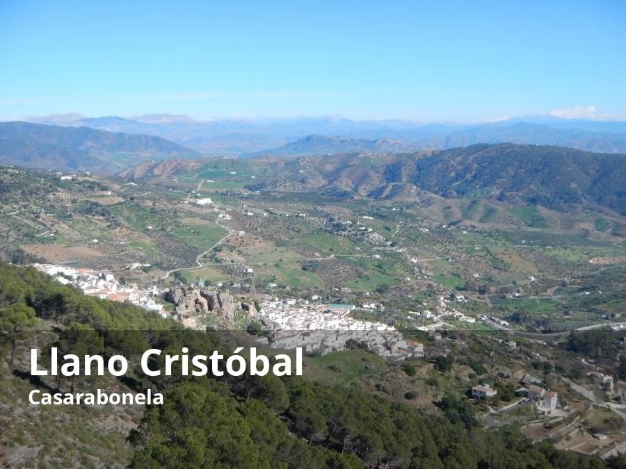 A un paso del casco urbano de Casarabonela se puede ver este poco conocido mirador, que ofrece una interesante perspectiva histórica y natural: El fértil Valle del Guadalhorce de fondo con los restos del castillo de Casarabonela en primer término. Para llegar hasta allí desde el pueblo hay una ruta circular, la del Camino de la Dehesa-Fuente de los Hornaos. Los que quieran hacerla completa pueden iniciar el recorrido por el lado contrario para terminar prácticamente en este balcón natural. Los que por tiempo o por evitar el esfuerzo físico prefieran hacerlo en menor tiempo, deberán hacerlo por el lado contrario. Eso sí, la primera opción también recompensa a los senderistas con excelentes vistas de Casarabonela y su entorno en otros puntos del camino.