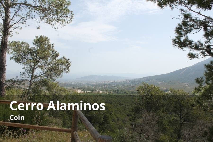 Este mirador es uno de los enclaves distinguidos por la Diputación de Málaga, como rincón singular de Málaga. Desde un balcón natural de Coín que mira a la Costa del Sol se podrá observar en los días claros la franja mediterránea que baña Fuengirola, Mijas o Marbella. Claro está, también se verán enclaves mucho más cercanos, como Alhaurín El Grande, la Sierra de Mijas o el valle del río Alaminos, donde se encuentra el célebre enclave de Barranco Blanco. También se verán desde allí otros espacios protegidos, como el paraje natural de la Desembocadura del Guadalhorce o Los Montes de Málaga. Hasta él se puede llegar por una bonita ruta que parte del área recreativa de los Llanos del Nacimiento de Coín.