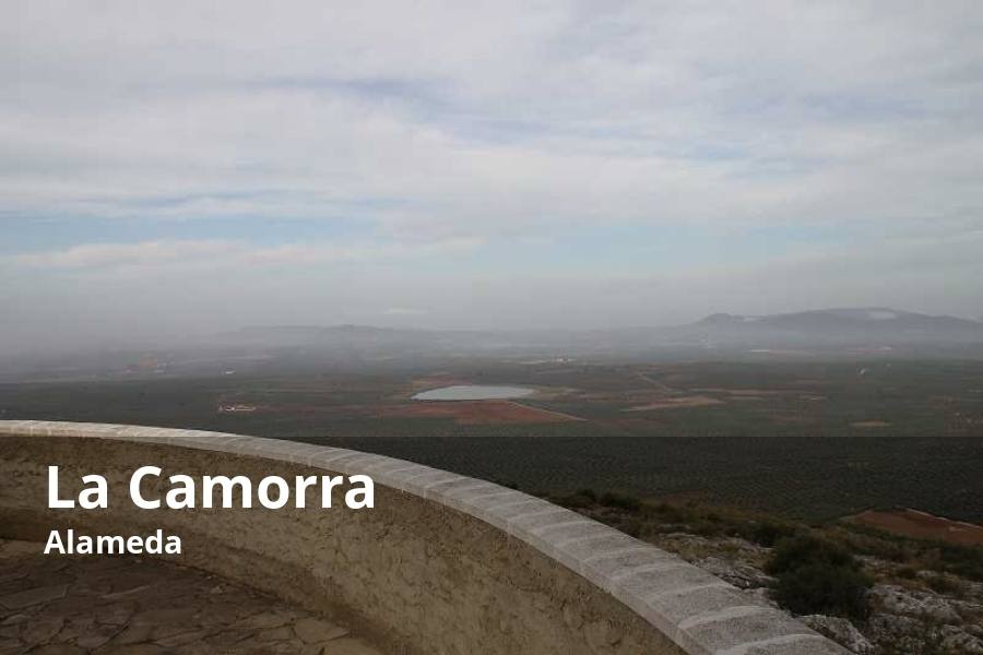 En lo alto de la sierra de La Camorra, en el pueblo de Alameda, aguarda un excelente mirador panorámico de Andalucía, ya que desde allí se pueden ver los territorios de hasta cuatro provincias: Córdoba, Sevilla, Granada y la propia Málaga. A pesar de que el cerro no llega ni a los 700 metros de altitud sobre el nivel del mar, el entorno llano de esta zona de la Vega de Antequera permite ver desde la cercana Laguna de la Ratosa, al valle del Genil o el Torcal de Antequera. Para llegar hasta allí hay un carril de tierra, por el que se puede subir tanto en coche como a pie o en bicicleta desde el parque del Camorrillo. También hay dos etapas de la Gran Senda de Málaga, que pasan cerca del mirador.