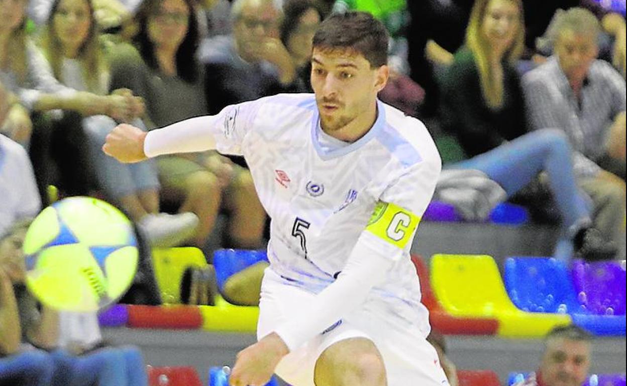 Miguel Conde dispara a puerta 