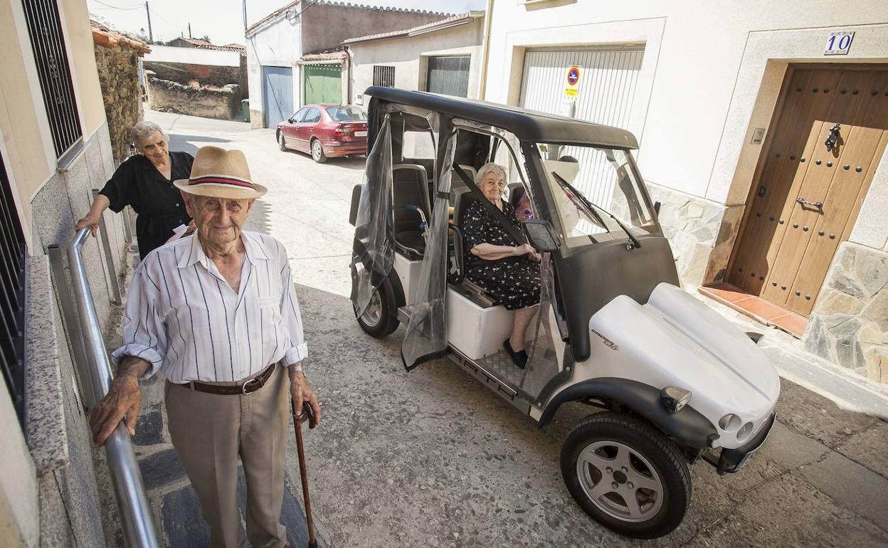 Los mayores de Pescueza tienen la ayuda de un coche eléctrico y de pasamanos instalados en las fachadas para poder desplazarse. 