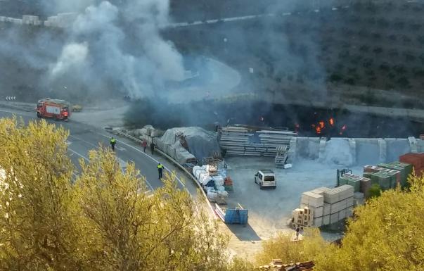 Imagen del incendio junto a la carretera de circunvalación. 