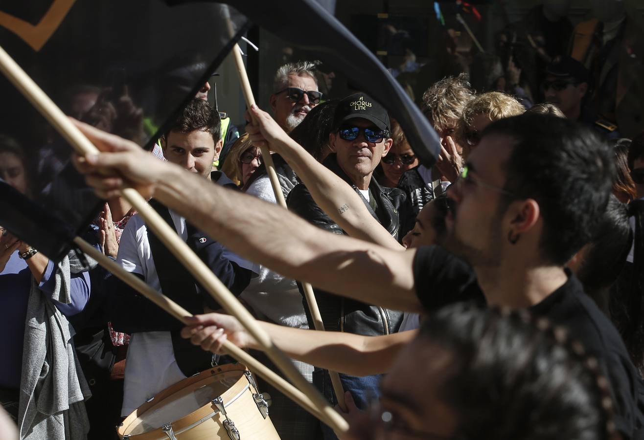 Música y fiesta por las calles del centro para anunciar el estreno de 'A Chorus Line'