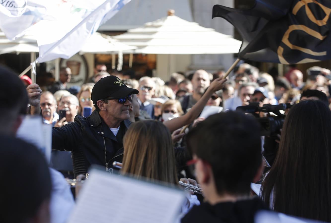 Música y fiesta por las calles del centro para anunciar el estreno de 'A Chorus Line'