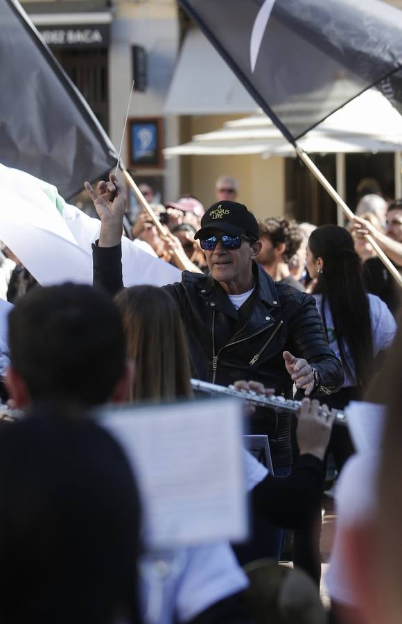 Música y fiesta por las calles del centro para anunciar el estreno de 'A Chorus Line'