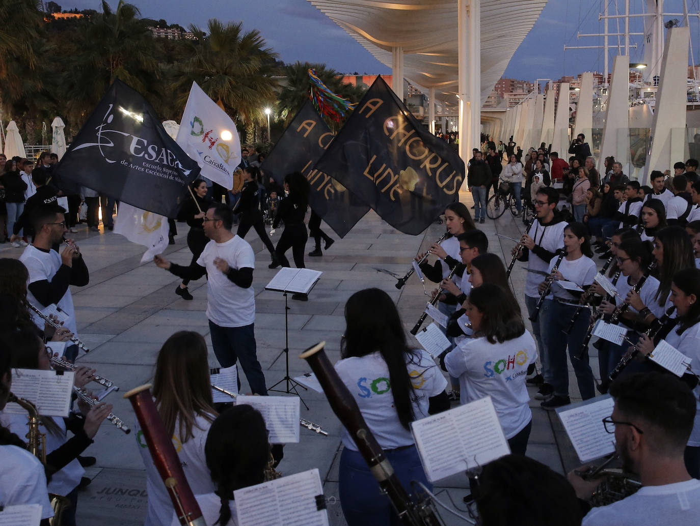 Música y fiesta por las calles del centro para anunciar el estreno de 'A Chorus Line'