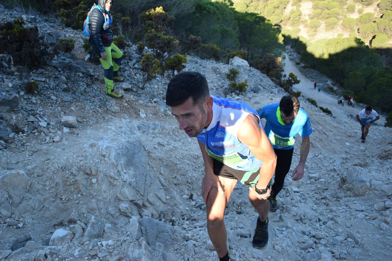Imágenes de la 18ª edición del mítico recorrido por la sierra alhaurina donde han participado un total de 1.450 corredores 