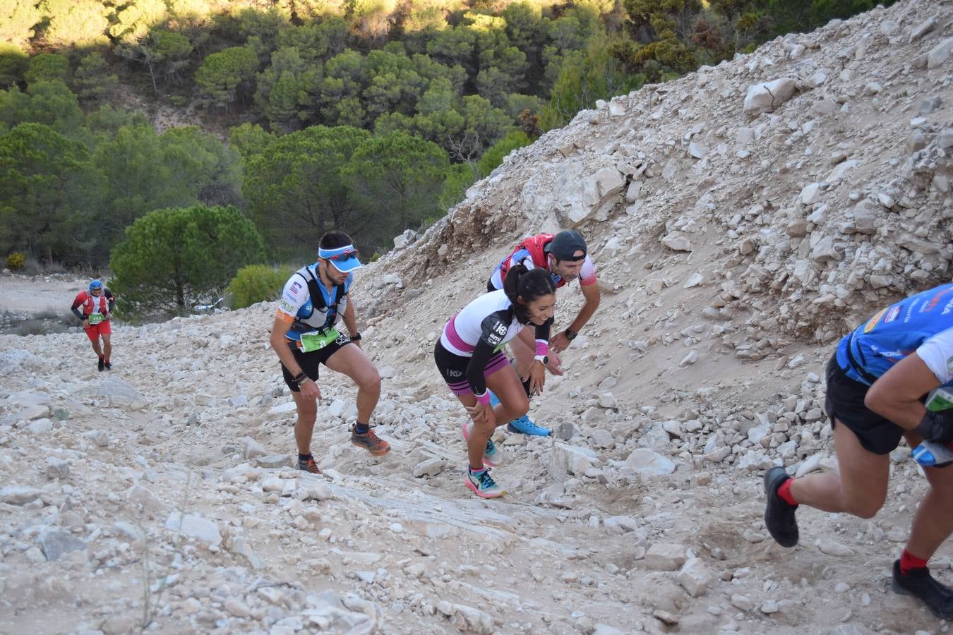 Imágenes de la 18ª edición del mítico recorrido por la sierra alhaurina donde han participado un total de 1.450 corredores 