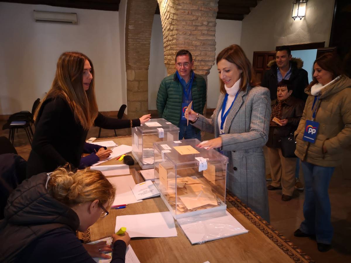 La alcaldesa de Ronda y número 6 del PP en Málaga al Congreso, María de la Paz Fernández, ejerciendo su derecho al voto.