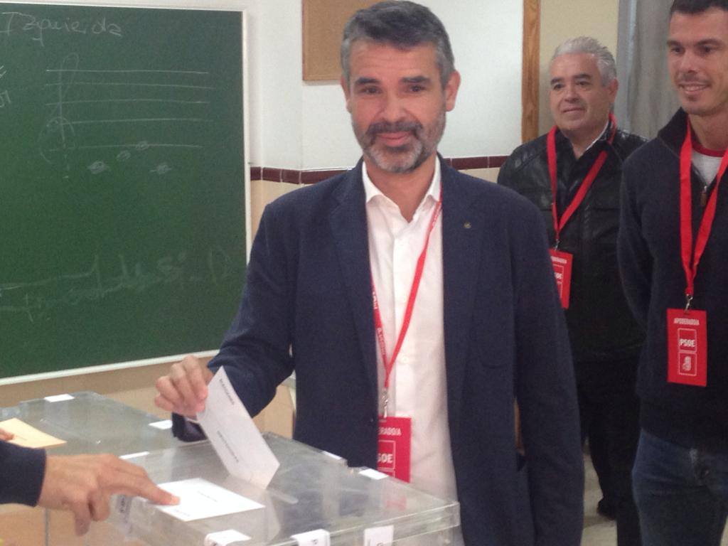 José Bernal, ejerciendo su derecho al voto.