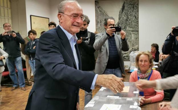 De la Torre saluda a la mesa electoral en el colegio situado en el Palacio de la Tinta.