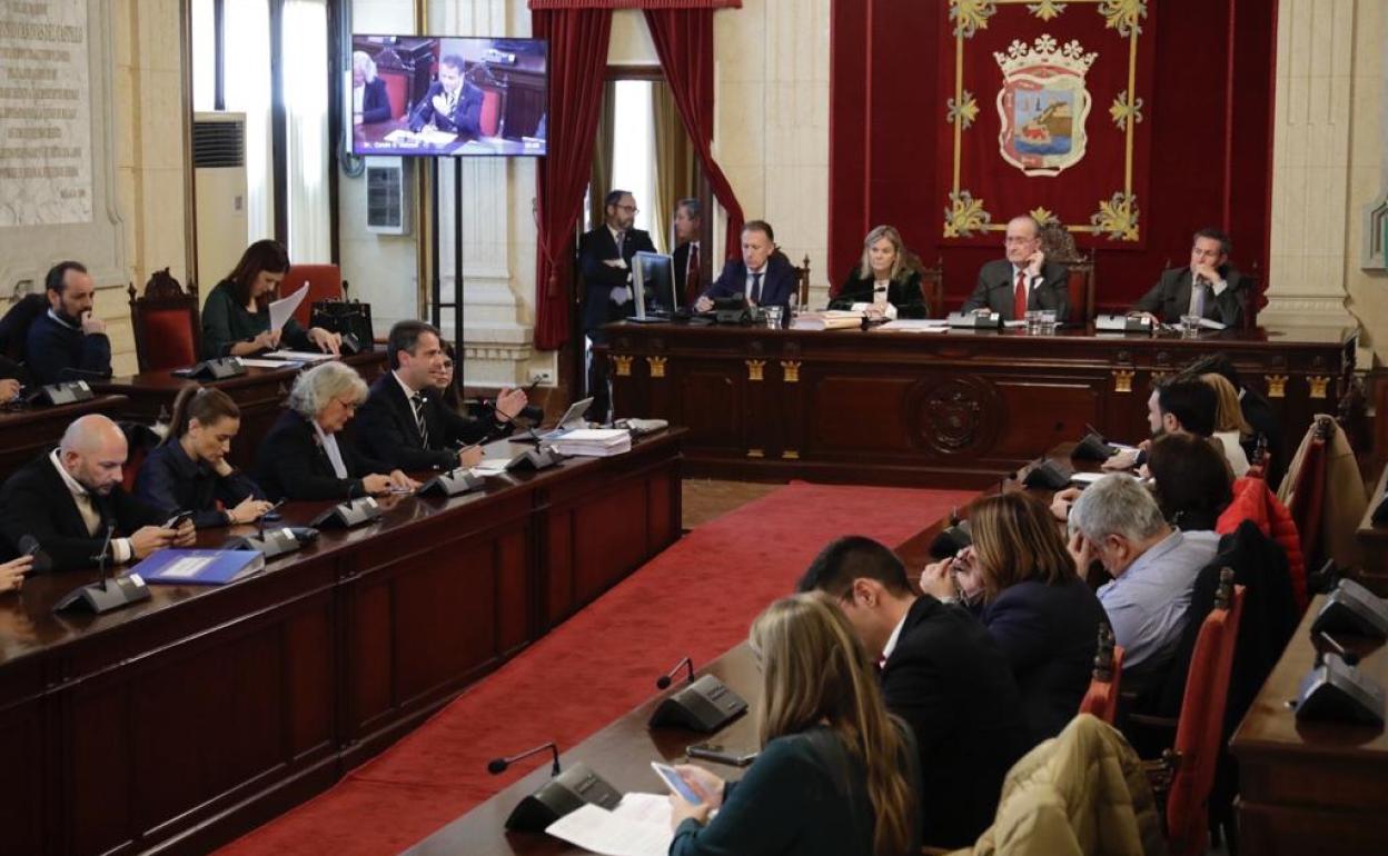 Conde agradece la «responsabilidad» de la oposición, que se abstiene en el pleno que aprueba 31 millones de euros a invertir en los barrios de Málaga