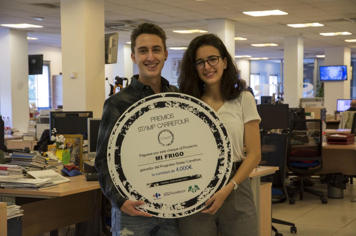 Carlos Torres y Rocío del Olmo muestran orgullosos en la Redacción de SUR el premio obtenido. :: eva s. melendo