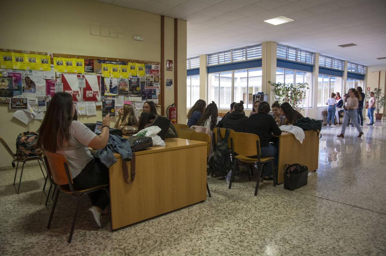 Estudiantes de Medicina demandan un área de recreo. :: eva s. melendo