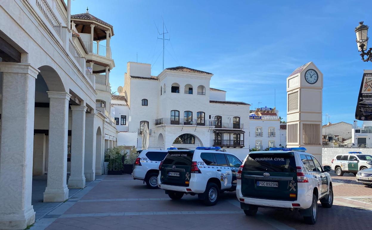 Vehículos de la Guardia Civil, desplegados este martes en la céntrica plaza de España de Nerja. 