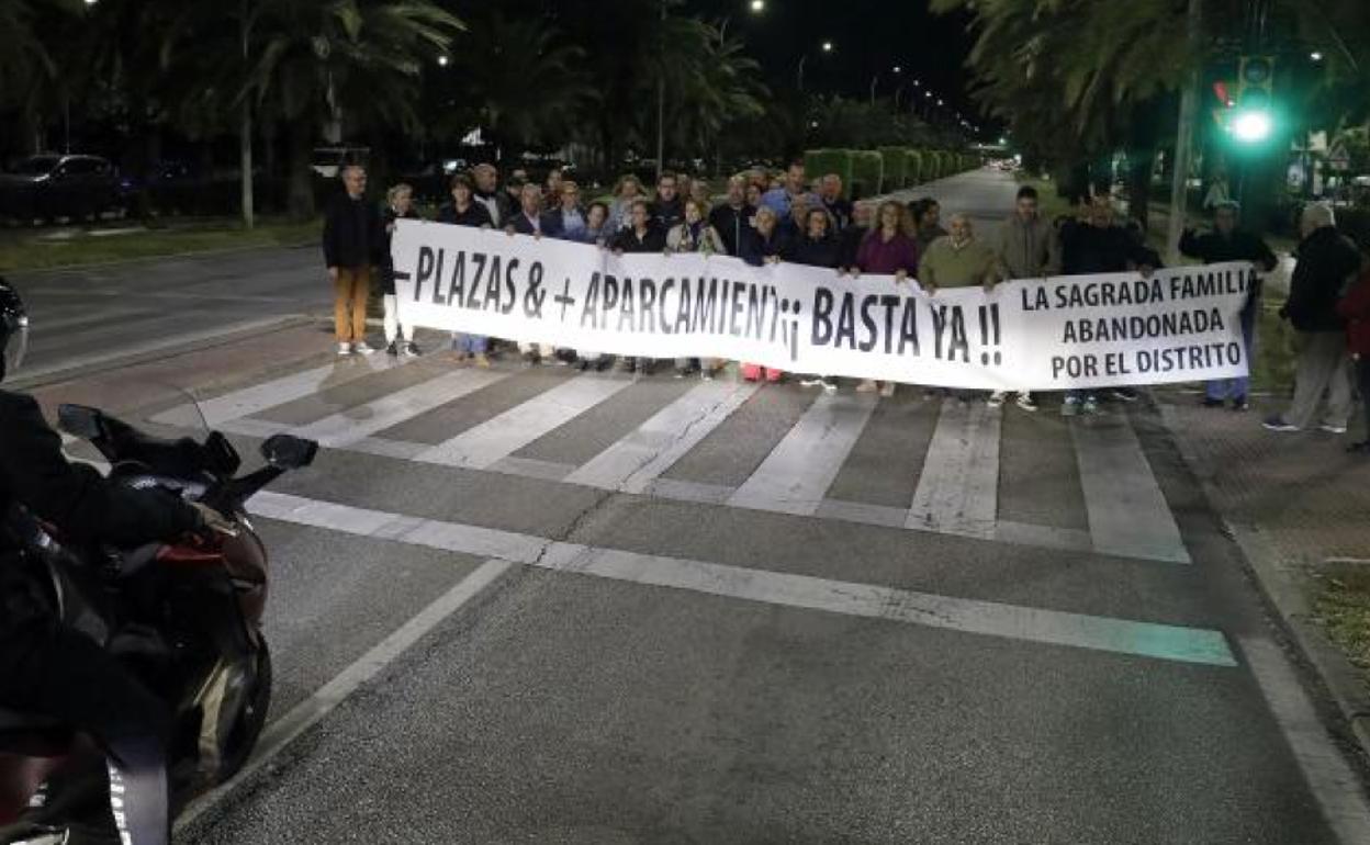 Momento en el que los vecinos cortan la avenida Santiago Ramón y Cajal.  