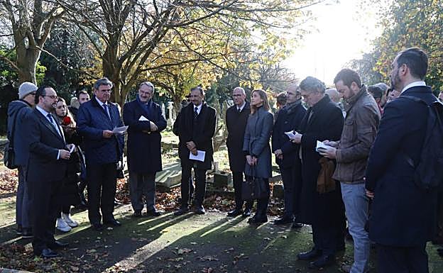 Homenaje en el cementerio londinense de North Sheen a los exiliados españoles.