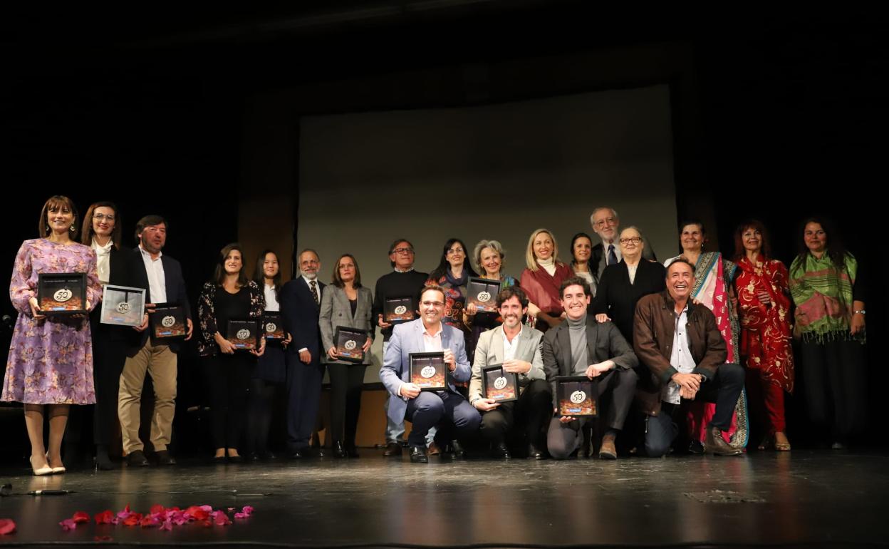 Los premiados por Vicente Ferrer posan en una foto de familia 