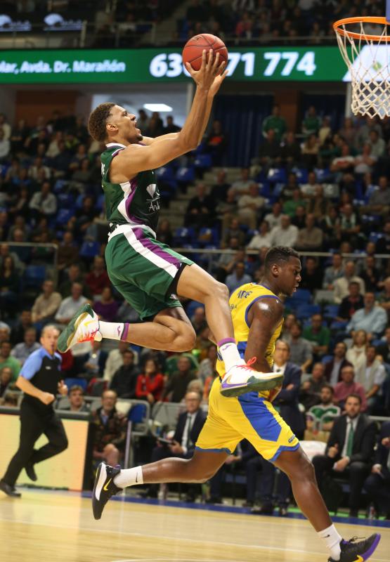 El Unicaja se mostró muy superior al conjunto polaco 