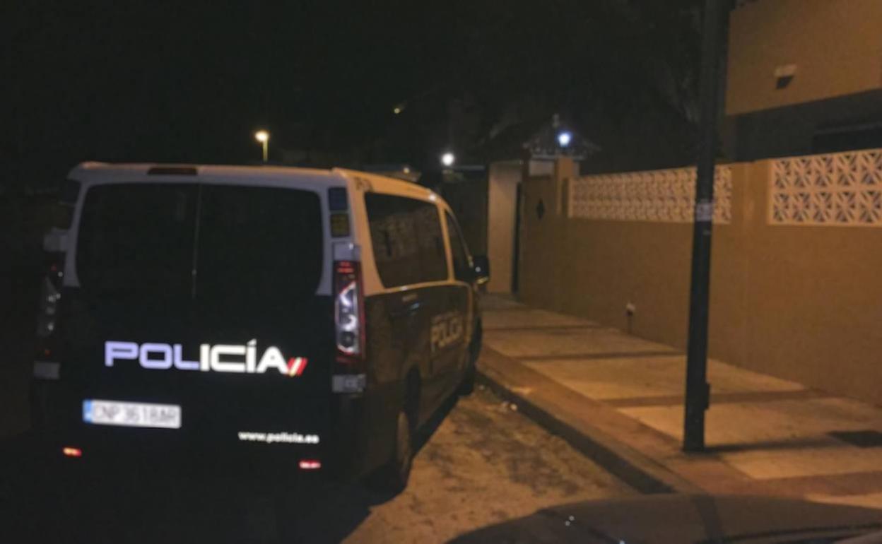 Furgón policial en el lugar de los hechos