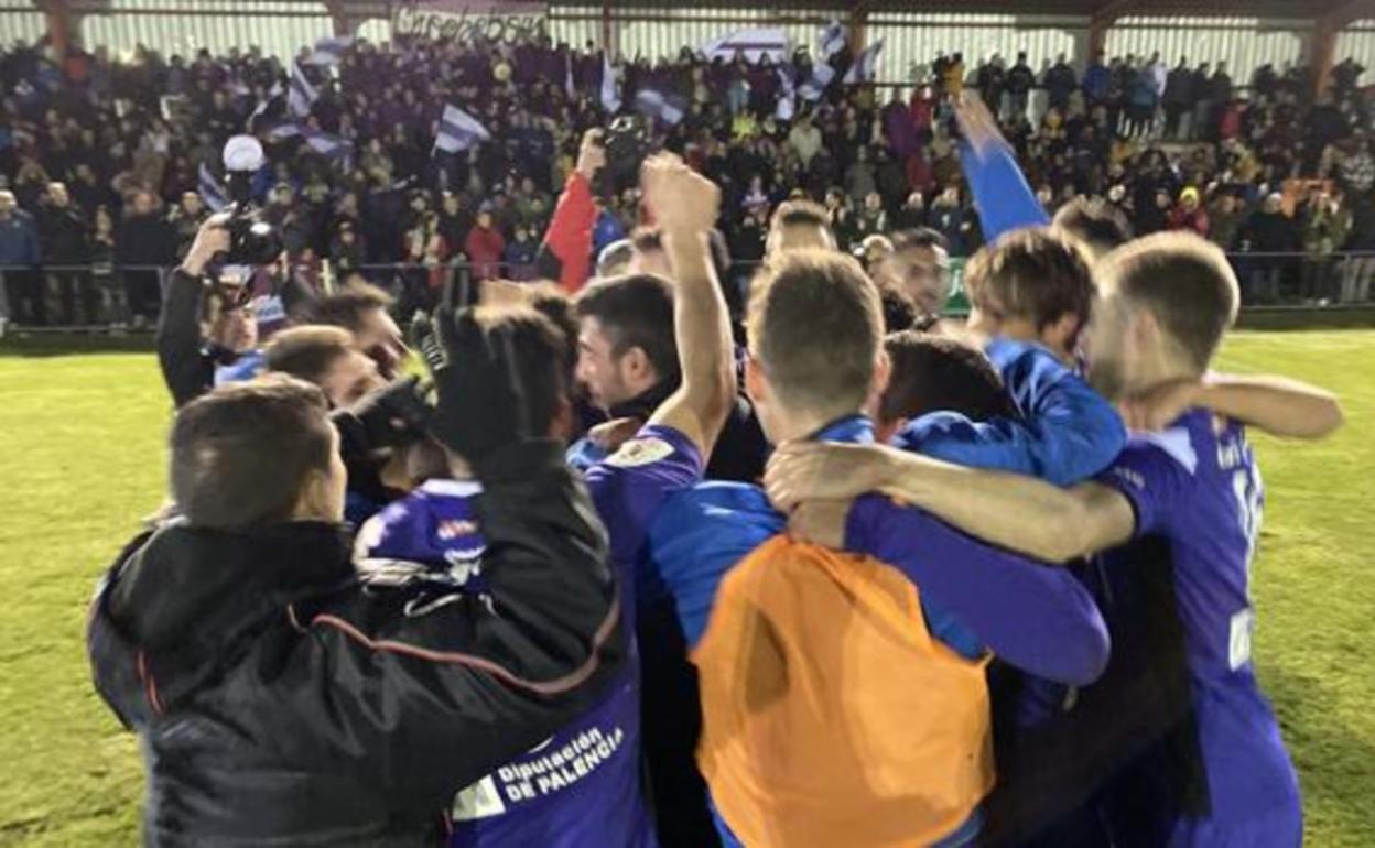 Los jugadores del Becerril celebren el pase a la siguiente ronda de la Copa del Rey.