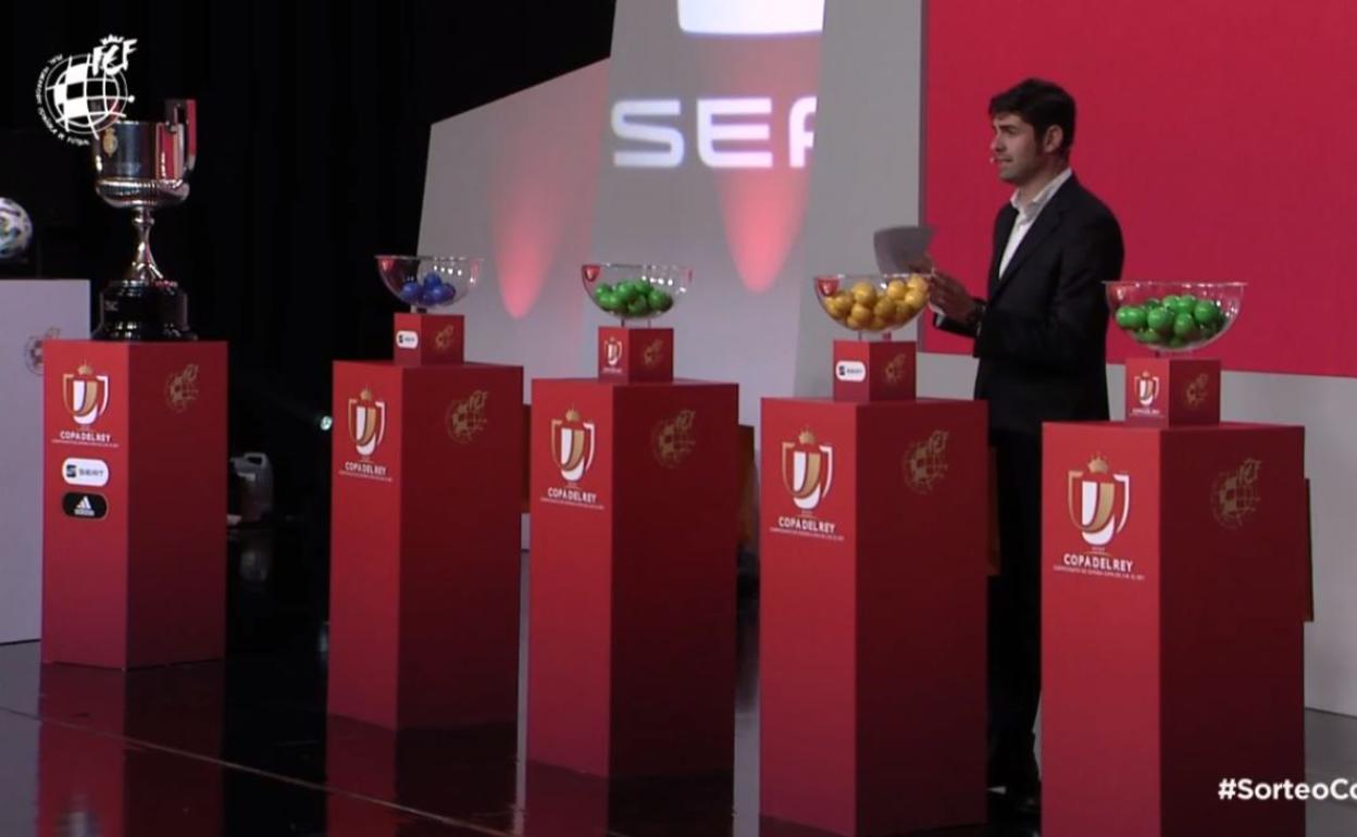Los bombos dispuestos este mediodía para el novedoso sorteo de la Copa del Rey. 