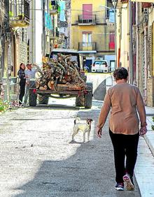 Imagen secundaria 2 - Arriba, dos ancianos sentados junto a una casa en Campofelice di Fitalia. Una de las viviendas que se venden por un euro en Sambuca di Sicilia, declarado uno de los pueblos más bonitos de Italia en 2016. Abajo a la derecha, una calle de Roccamena, amenazado por la despoblación.