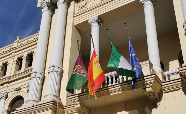 Banderas a media asta en el Ayuntamiento de Málaga en señal de duelo. 