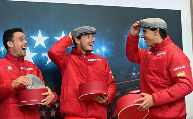 Roberto Bautista, Pablo Carreño y Rafa Nadal posan con gorras de chulapo en la Caja Mágica donde se jugará la fase final de la Copa Davis, que se disputará del 18 al 24 de noviembre 