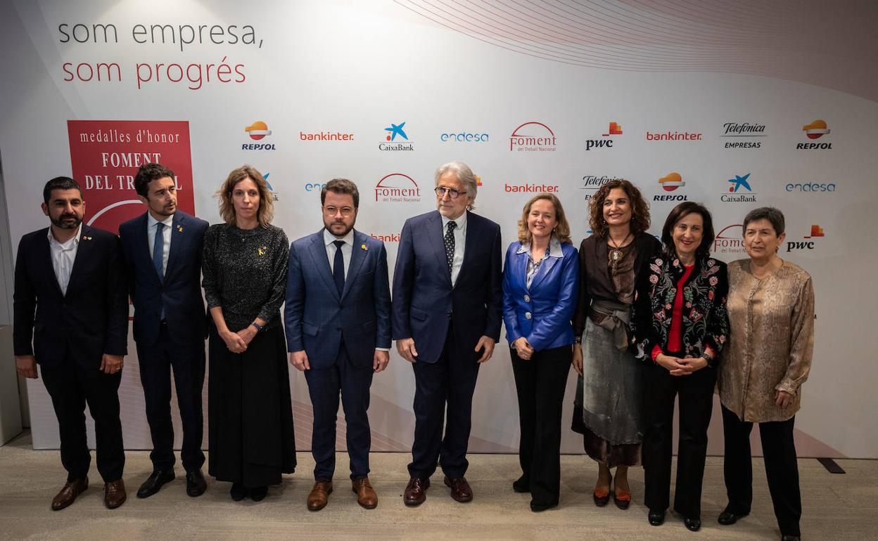 Los representantes de la Genralitat y del Gobierno, separados por el presidente de Foment de Treball Nacional, Josep Sánchez Llibre.