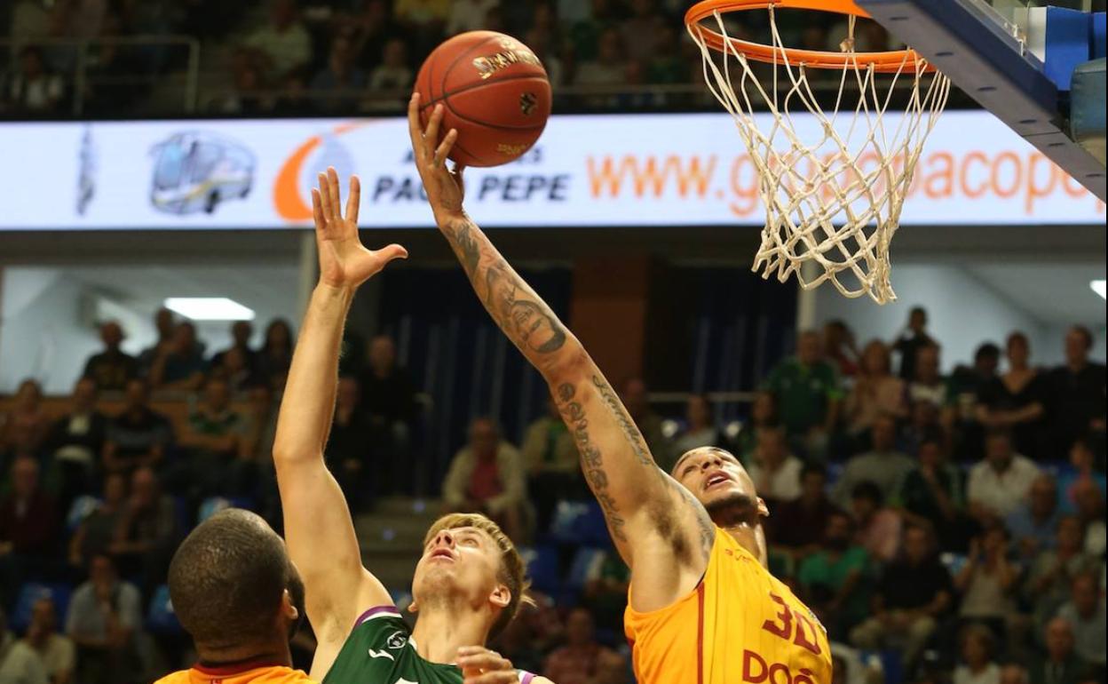 Gerun, en una pugna con Auguste, en el duelo ante el Galatasaray en el Carpena. 