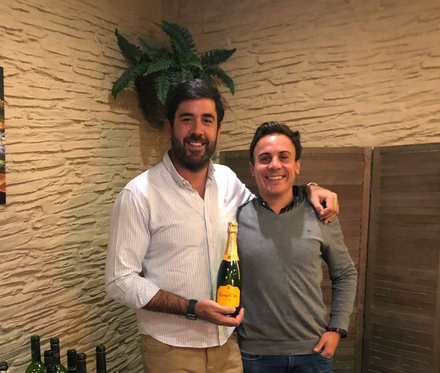 Jorge Berzosa y Juan Pérez Muñoz en una cata con clientes en el Asador Verum. 