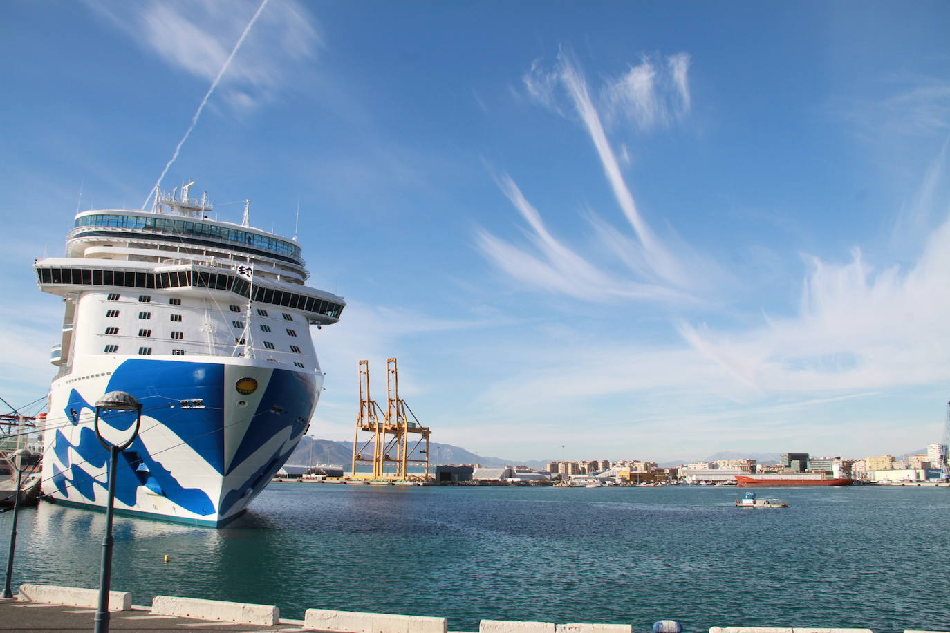 El nuevo barco de la compañía de cruceros de lujo Princess ha atracado en la capital malagueña apenas un mes después de su inauguración 