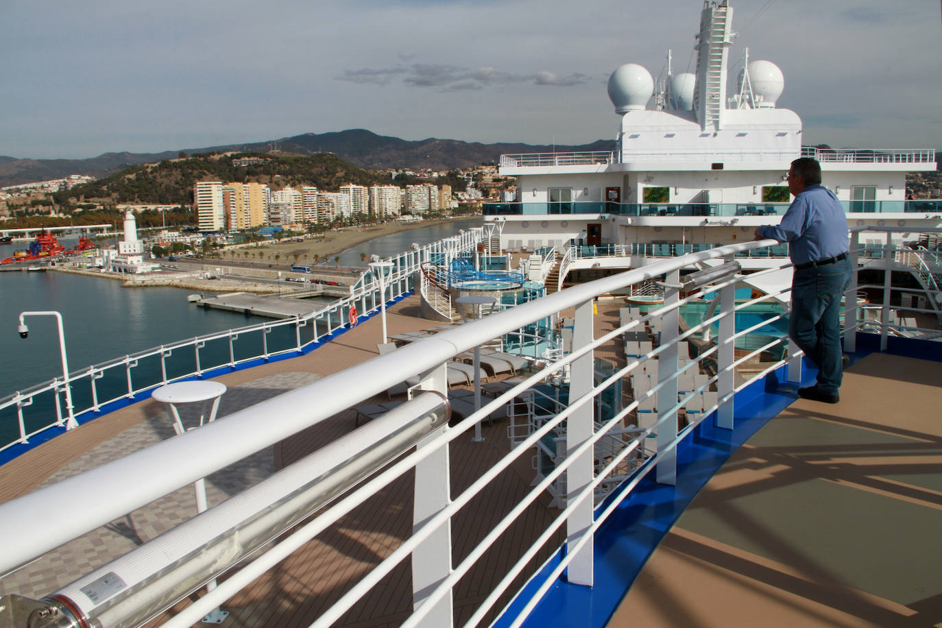 El nuevo barco de la compañía de cruceros de lujo Princess ha atracado en la capital malagueña apenas un mes después de su inauguración 