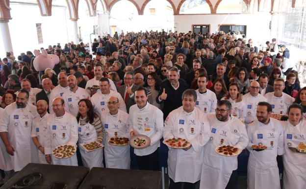 Imagen principal - Una treintena de chefs andaluces promocionan los productos cárnicos de Benaoján